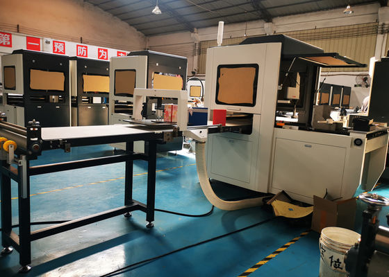 Μηχανή του LS 450 S. Box Positioning που χρησιμοποιείται για να κολλήσει το εσωτερικό κιβώτιο σε χαρτί για να κάνει το κινητό τηλεφωνικό κιβώτιο.