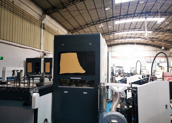 Μηχανή του LS 450 S. Box Positioning που χρησιμοποιείται για να κολλήσει το εσωτερικό κιβώτιο σε χαρτί για να κάνει το κινητό τηλεφωνικό κιβώτιο.
