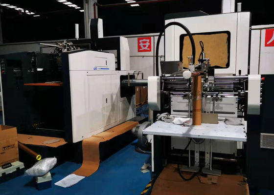 Μηχανή του LS 450 S. Box Positioning που χρησιμοποιείται για να κολλήσει το εσωτερικό κιβώτιο σε χαρτί για να κάνει το κινητό τηλεφωνικό κιβώτιο.